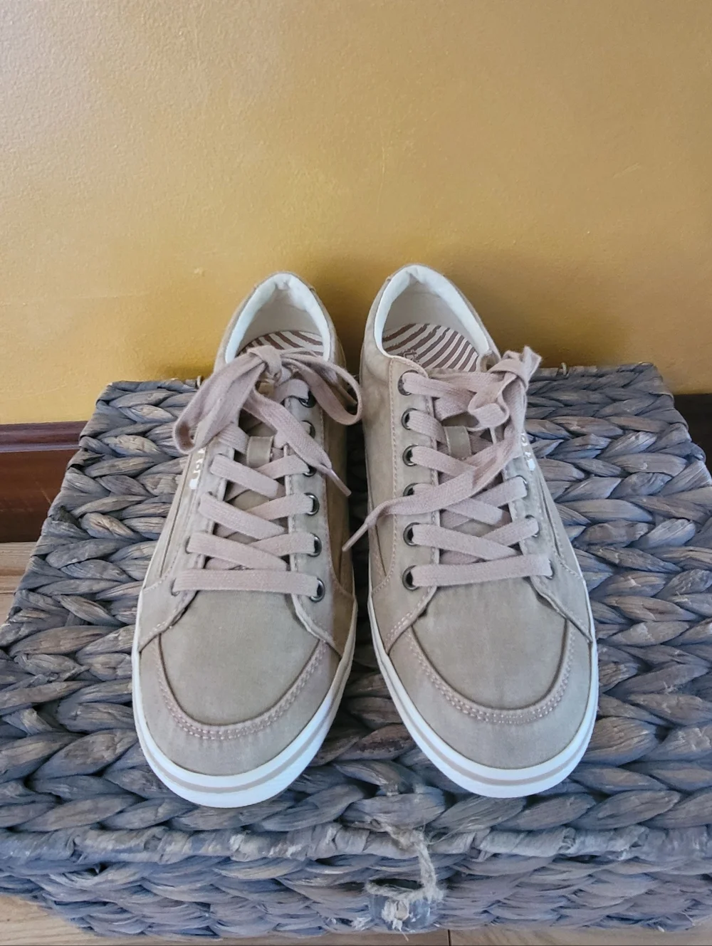 Taos Sz 7 Casual Beige Suede Lace-Up Sneakers - Picture 1 of 9